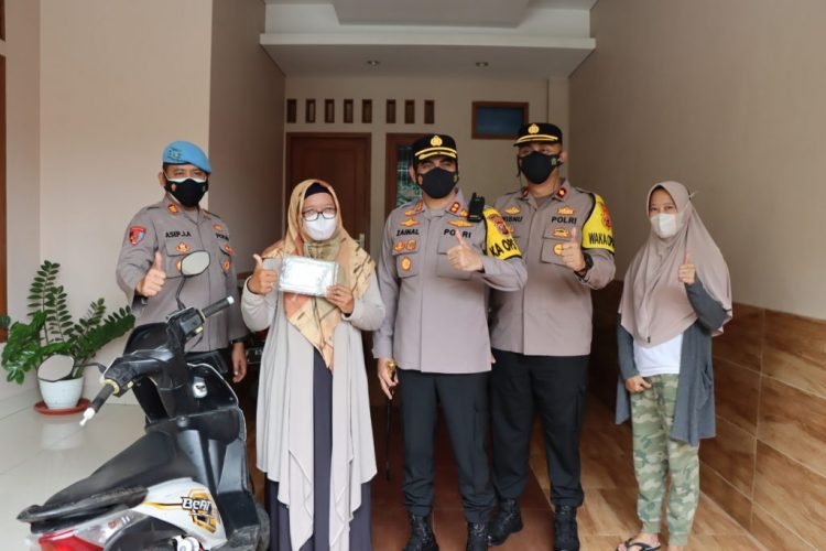 Kapolres Sukabumi Kota Menyerahkan Langsung Satu Unit Sepeda Motor ...