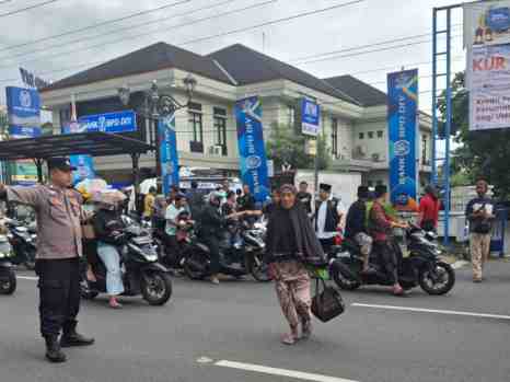 Bhabinkamtibmas Kalurahan Bantul Amankan Kegiatan HDCI Bantul Bagi 1.000 Takjil