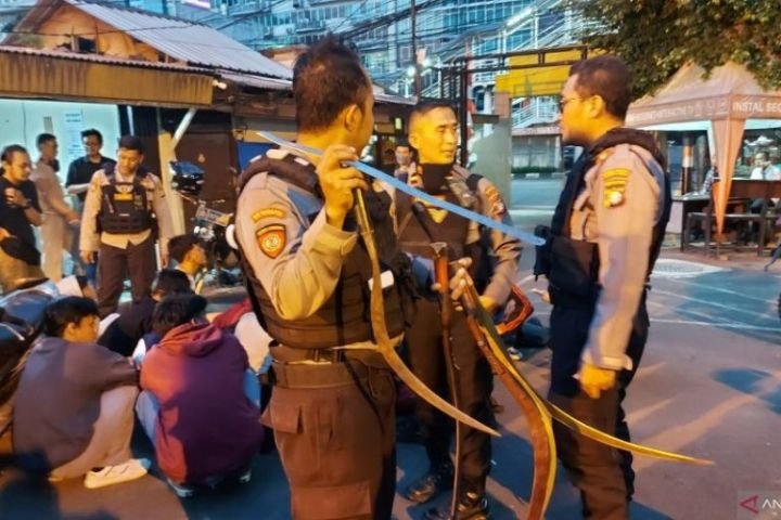 13-pelaku-tawuran-di-tpu-prumpung-768x512-1.jpg