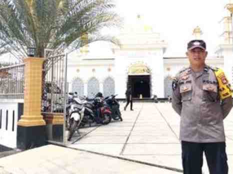 Polsek Kembayan Amankan Ibadah Jumat Tanpa Gangguan
