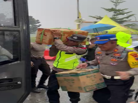 Respon Cepat Kapolres Pekalongan  Kerahkan Bus Dinas Selamatkan 17 Pemudik Terlantar Di Tol