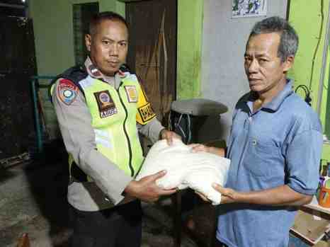 Bhabinkamtibmas Purwokerto Selatan Salurkan Bansos Bagi Warga Terdampak Angin Kencang Di Berkoh