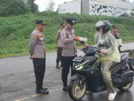 Polsek Entikong Bagikan 100 Paket Takjil