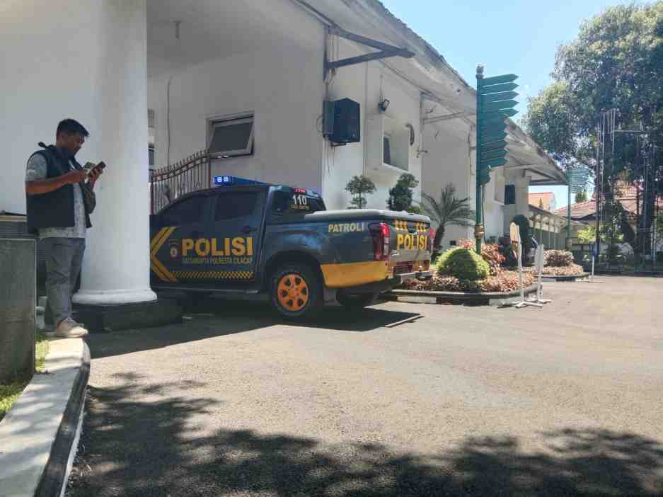 KPK Geledah Kantor Bupati Serta Sekda Cilacap