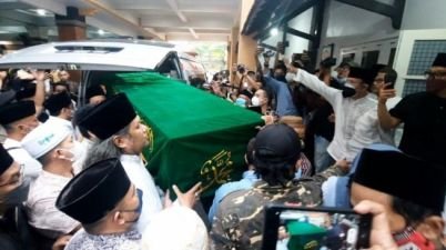 76541-jenazah-lily-wahid-tiba-di-pesantren-tebuireng-jombang.jpg