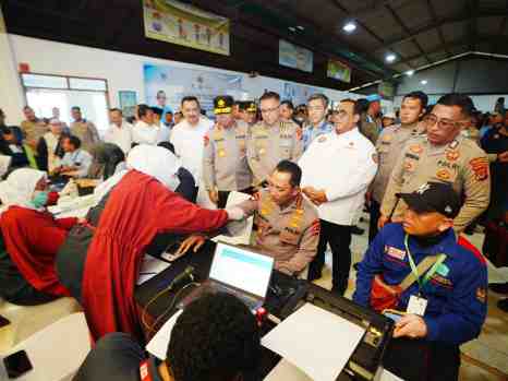 Momen Kapolri Ikut Donor Darah saat Hadiri Baksos HUT ke-53 Buruh KSPSI