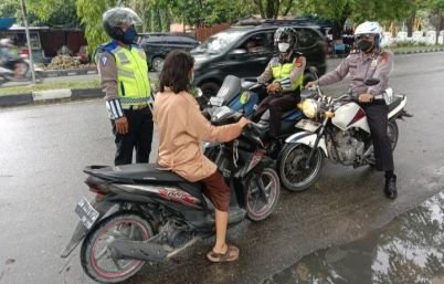 903_Satlantas-Polsek-Tualang-Polres-Siak-Tindak-Pengendara-Pelanggar-Lalin.jpg