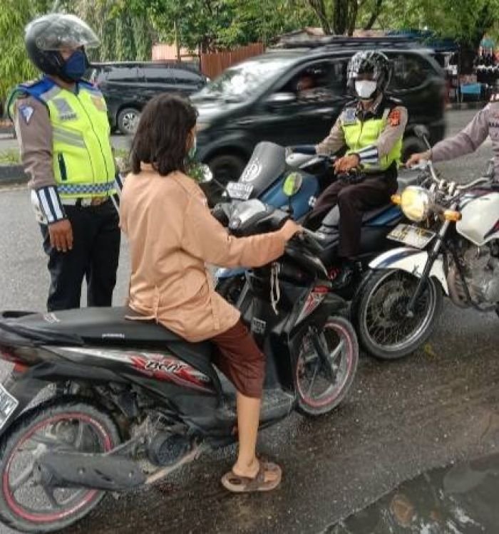 903_Satlantas-Polsek-Tualang-Polres-Siak-Tindak-Pengendara-Pelanggar-Lalin.jpg