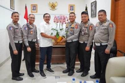 Anjangsana-HUT-ke-70-Lalu-Lintas-Bhayangkara-Irjen-Pol-P-Istiono-Dukung-Modernisasi-dan-Pelayanan-Berbasis-IT-oleh-Korlantas-Polrii_580383.jpg