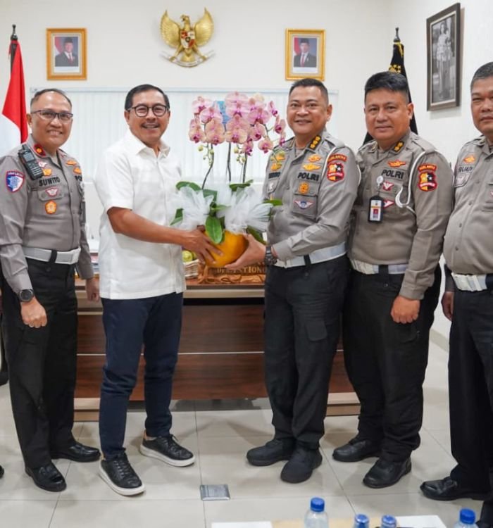 Anjangsana-HUT-ke-70-Lalu-Lintas-Bhayangkara-Irjen-Pol-P-Istiono-Dukung-Modernisasi-dan-Pelayanan-Berbasis-IT-oleh-Korlantas-Polrii_580383.jpg