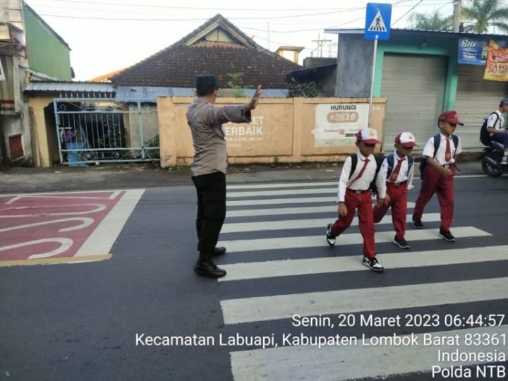 Antisipasi-Kepadatan-Arus-Lalulintas-Strong-Point-Pagi-Polsek-Labuapi-8-768x576-1.jpeg