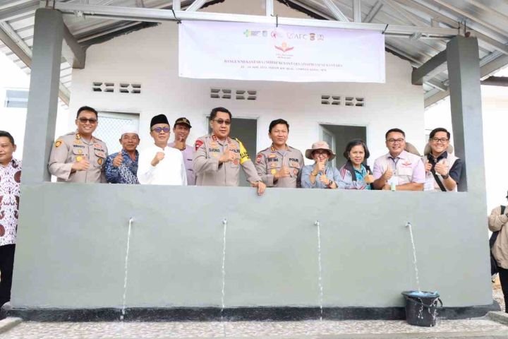 Bakti-Sosial-Hari-Bhayangkara-ke-76-Kapolda-NTB-Resmikan-Fasilitas-Air-Bersih-di-Dusun-Aik-Mual-Lombo-5.jpg