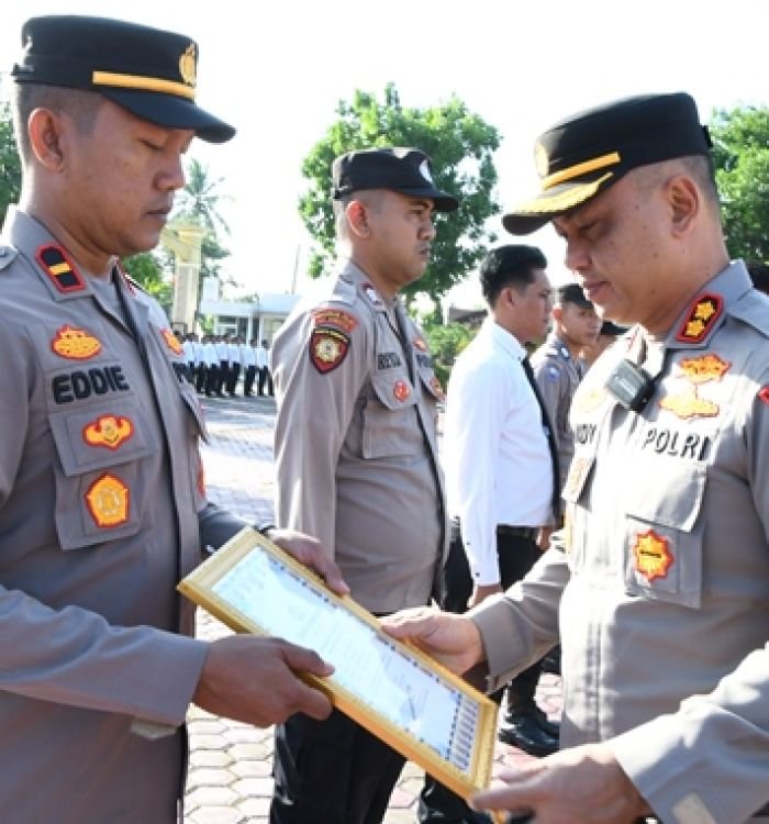 Berhasil-Ungkap-Kasus-Narkoba-Kapolres-Aceh-Timur-Beri-Penghargaan-Kepada-Kapolsek-Madat.jpg