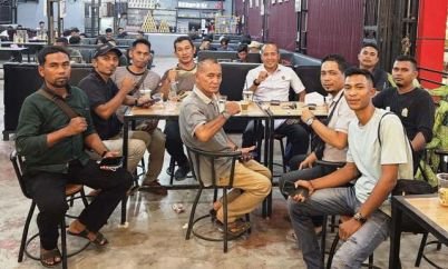 Ditengah-Kesibukan-Pengamanan-Takbiran-Kasat-Reskrim-Polres-Aceh-Timur-Sempatkan-Diri-Ngopi-Bareng-Awak-Media.jpg
