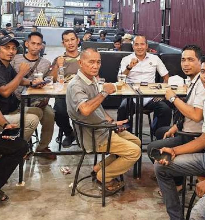 Ditengah-Kesibukan-Pengamanan-Takbiran-Kasat-Reskrim-Polres-Aceh-Timur-Sempatkan-Diri-Ngopi-Bareng-Awak-Media.jpg