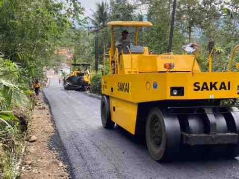 Program “Tiada Hari Tanpa Pengaspalan” Hari Ini Menyasar Ruas Jalan Kemutug Kidul – Perhewani Kecamatan Baturaden
