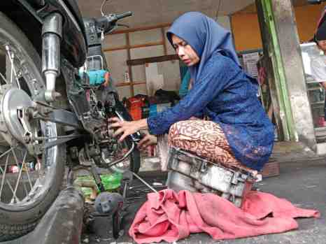 Mekanik Rayakan Hari Kartini Dengan Berkebaya Sambil Bongkar Mesin