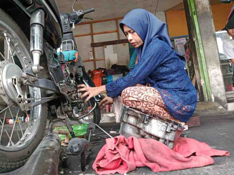 Mekanik Rayakan Hari Kartini Dengan Berkebaya Sambil Bongkar Mesin