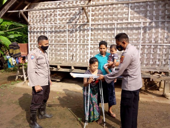Gadis-Disabilitas-di-Sekotong-Dapat-Kejutan-Tongkat-Baru-dari-Kapolsek-Sekotong-1.jpeg