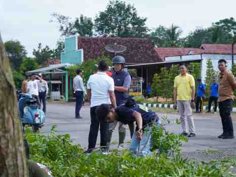 Forkopimda Tubaba Gelar Aksi Gotong Royong Bersihkan Ruas Jalan 20KM