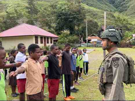 Satgas Ops Damai Cartenz 2026 Latih Disiplin dan Karakter Siswa SD Dondobaga Di Mulia