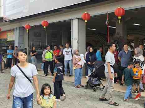 Anggota Polsek Sokaraja Pengamanan Barongsai Di Depok Pelita