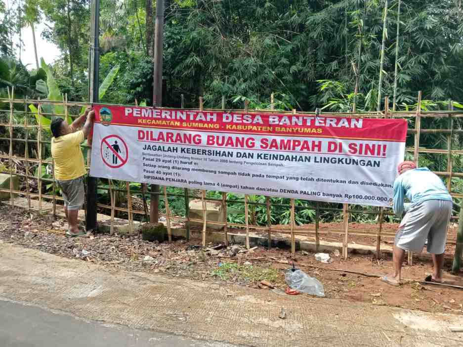 PEMDES BANTERAN PASANG SPANDUK ‘ DILARANG BUANG SAMPAH ‘