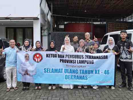 Dipimpin Purnama Wulan Sari Mirza, Dekranasda Provinsi Lampung Berbagi 1.500 Takjil di Bulan Ramadan