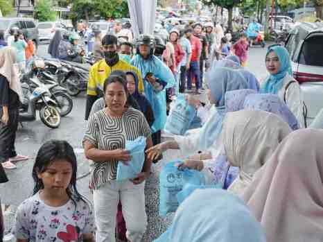 Semangat Ramadan, TP PKK dan DWP Provinsi Lampung Berbagi Takjil Meski Sempat Diguyur Hujan