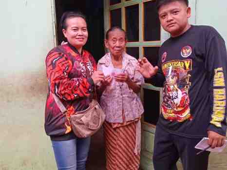 PAC LSM HARIMAU KECAMATAN KALIBAGOR BUKA PUASA DAN SANTUNAN ANAK YATIM-PIATU DAN JOMPO