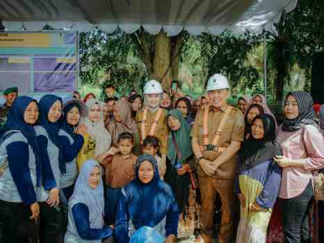 Masyarakat Antusias Sambut Wakil Gubernur Tinjau Jalan Desa Aji Mesir, Kabupaten Tulang Bawang, yang akan diperbaiki.