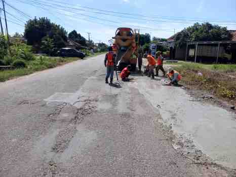 Dinas PUPR Tubaba Mulai Lakukan Penanganan Sementara Jalan Yang Rusak