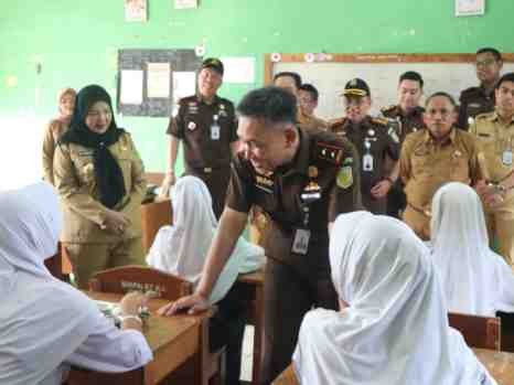Wali Kota Bandar Lampung Hj. Eva Dwiana Dampingi Kajati Lampung Untuk Meninjau Program MBG di Dua Sekolah