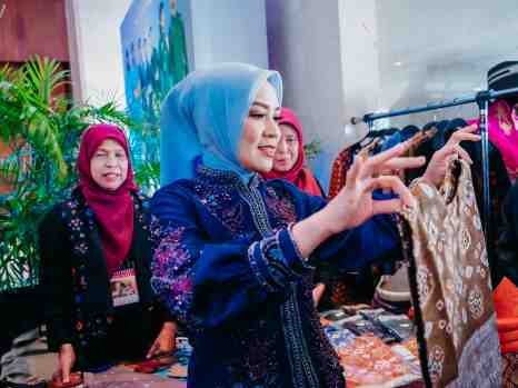 Ketua Dekranasda Provinsi Lampung Tampil di Catwalk, Tegaskan Dukungan bagi Kebangkitan Industri Kreatif Daerah