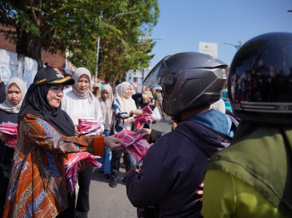 Dalam Rangka Sambut Hari Kemerdekaan, Walikota Bandar Lampung Hj. Eva Dwiana Bagikan 10 Ribu Bendera Merah Putih ke Warga
