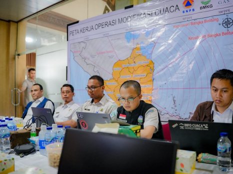 Gubernur Mirza Pastikan Penanganan Karhutla Berjalan Terpadu, Modifikasi Cuaca Diperkuat Water Bombing