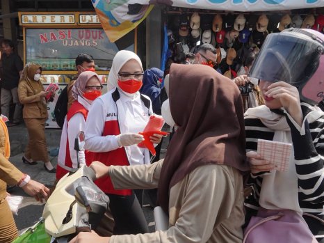 Peduli Warga Terdampak Abu Vulkanik, Purnama Wulan Sari Bagikan 10.000 Masker