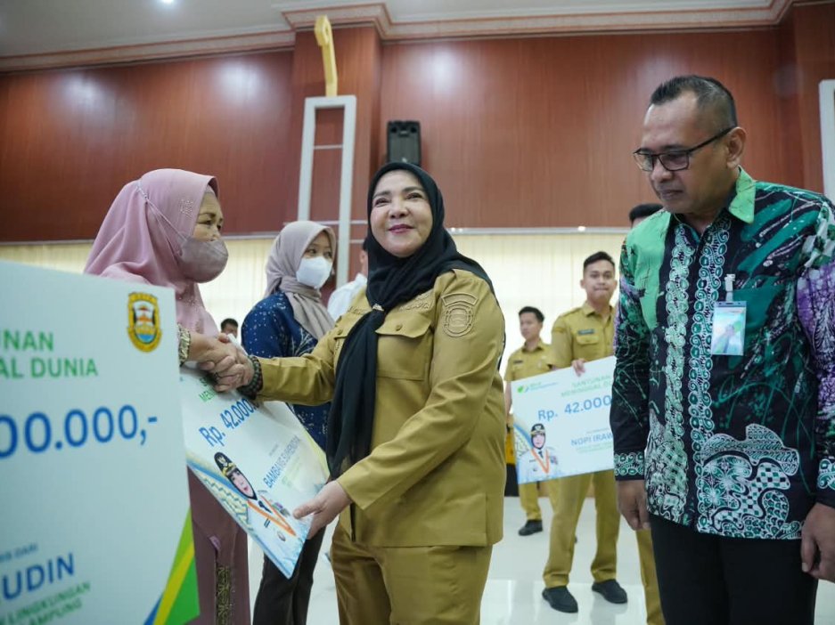 Bantuan Sebanyak 35.193 BPJS Ketenagakerjaan Yang diberikan Oleh Walikota Bandar Lampung, Hj. Eva Dwiana Kepada Warga