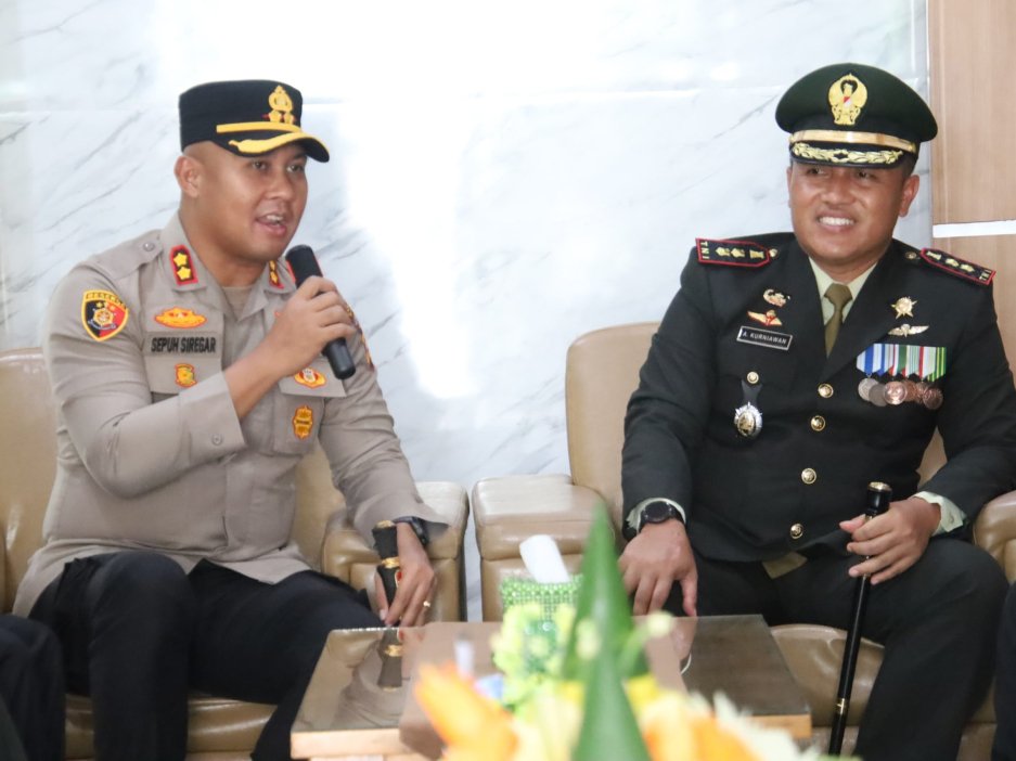 Perkuat Sinergitas di HUT TNI ke-81, Kapolres Siak Boyong Tumpeng dan Kejutan Kehangatan ke Makodim 0322/Siak dan Brigif TP 89/GG
