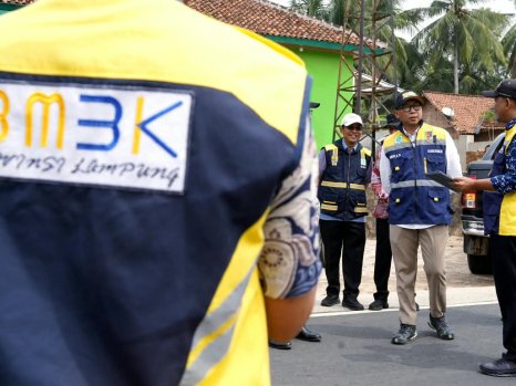 Gubernur Mirza Tinjau Jalan Menuju Way Rarem, Bedah Rumah, dan Penguatan Keluarga Penerima Manfaat di Lampung Utara