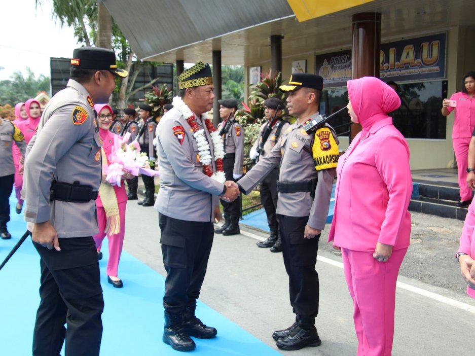 Kunker ke Polres Siak, Kapolda Riau Tekankan Transformasi Pelayanan Humanis dan Penyelesaian Potensi Konflik “Polisi Bersama Masyarakat”