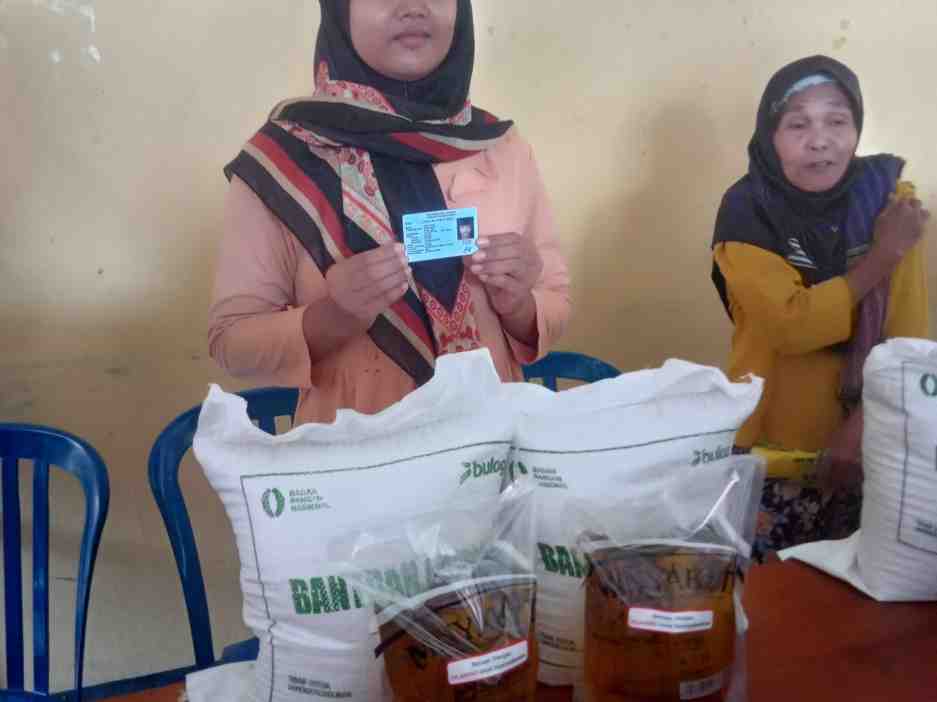 Pemdes Kediri Menyalurkan Bantuan Beras Dan Minyak Goreng