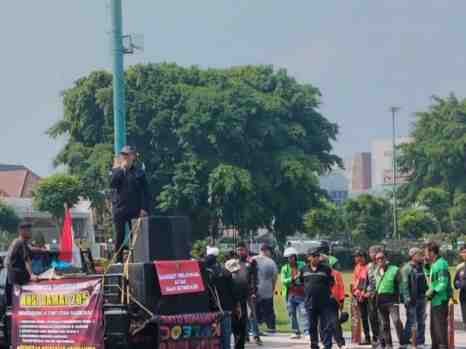 Potongan Mencekik 50% hingga Tuntut Opsen Pajak Dihapus , Massa Ojol ‘Dobrak’ Alun-Alun Purwokerto!