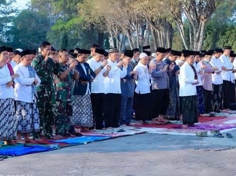 Bupati Dan Forkopimda Kabupaten Tulang Bawang Lakukan Sholat Istisqa Bersama Mendoakan Agar Turun Hujan