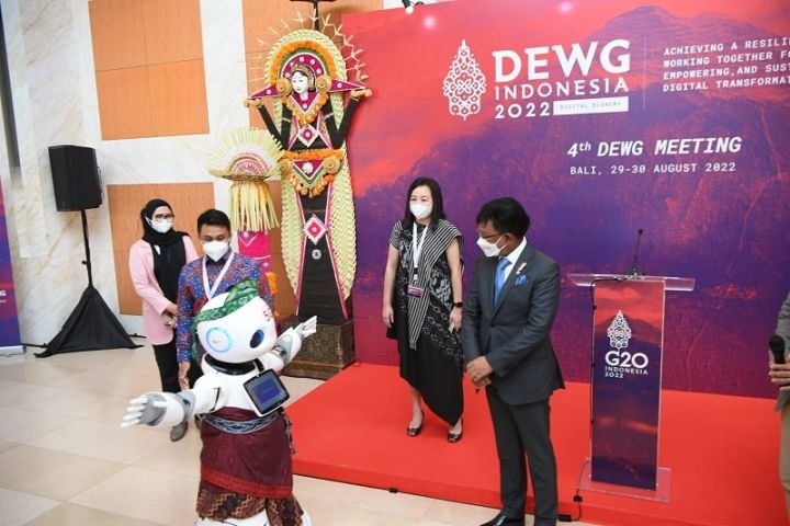 Johnny-Plate-Menkominfo-DEWG-Sidang-Keempat-Bali-Robot-TIK-Industry.jpeg