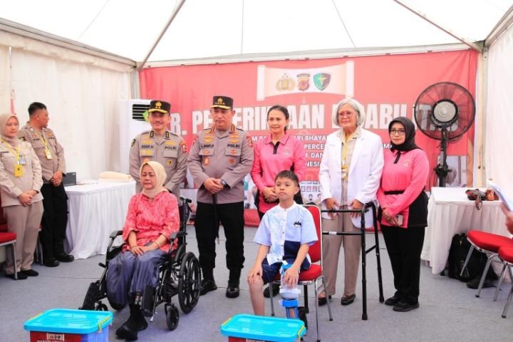 KAPOLRI-BAKSOS-DI-KARAWANG-768x512-1.jpg