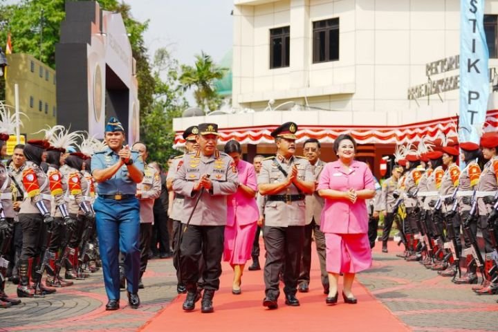 KAPOLRI-DAN-JEND-PURN-AGUS-2-768x512-1.jpg