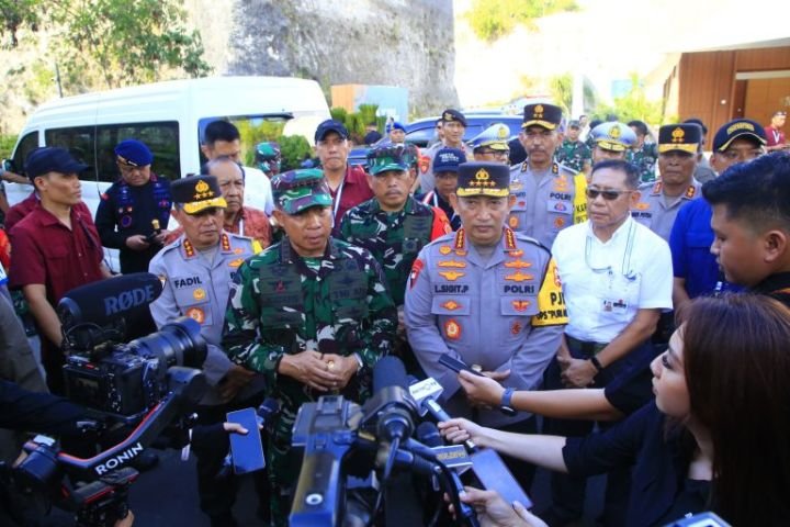KAPOLRI-DAN-PANGLIMA-DI-GWK-768x512-1.jpg