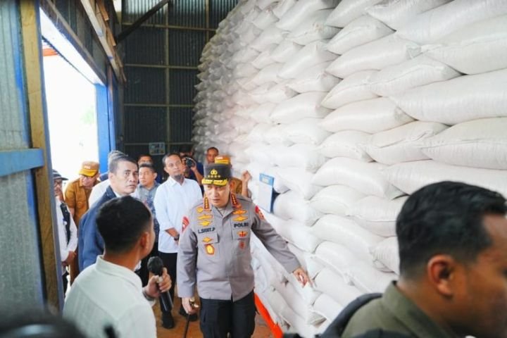 KAPOLRI-TINJAU-GUDANG-768x512-1.jpg