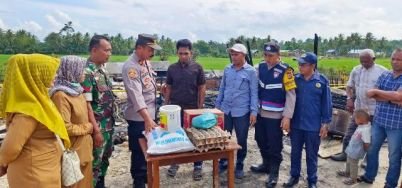 Kapolsek-Darul-Ihsan-Serahkan-Bantuan-Tanggap-Darurat-Kepada-Korban-Kebakaran.jpeg